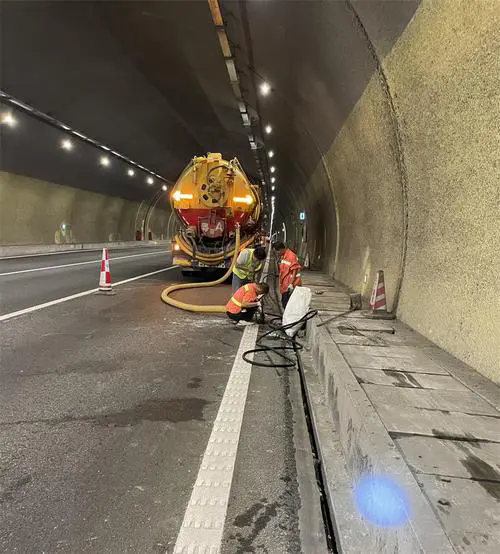 海西隧道排水渠清淤